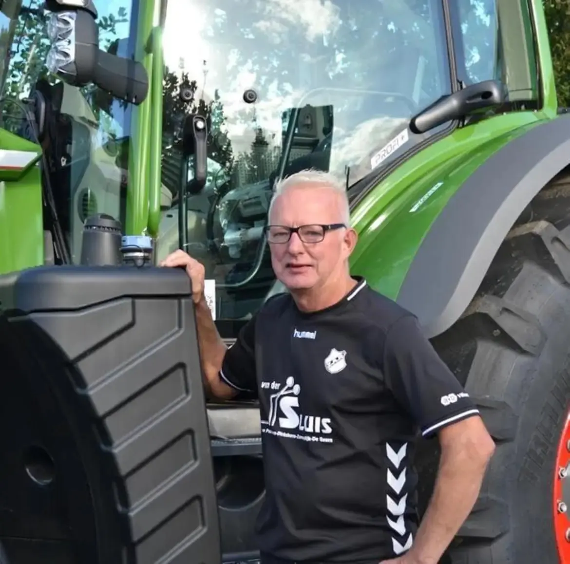 John van Langen bij zijn trekker